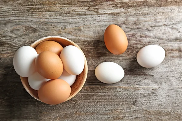 Schüssel Mit Hühnereiern Auf Holztisch — Stockfoto