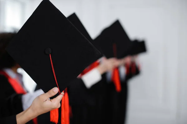 Students ready to throw mortarboards — Stock Photo, Image