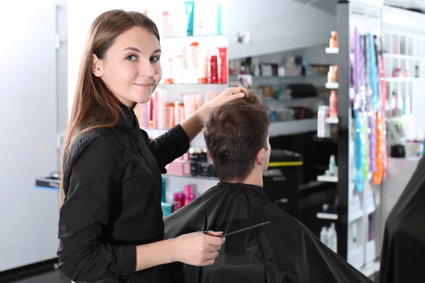 Женский парикмахер с клиентом в салоне — стоковое фото