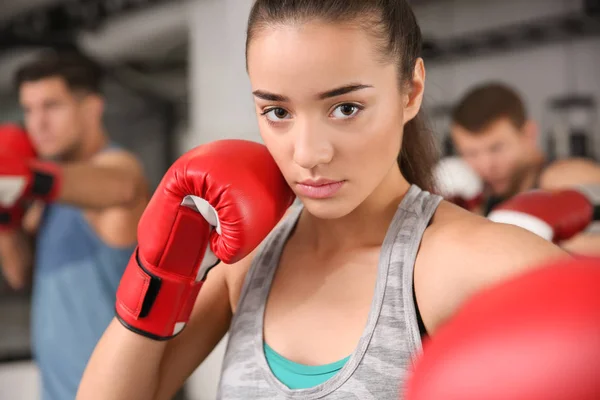 Portret van jonge vrouwelijke bokser in sportschool — Stockfoto