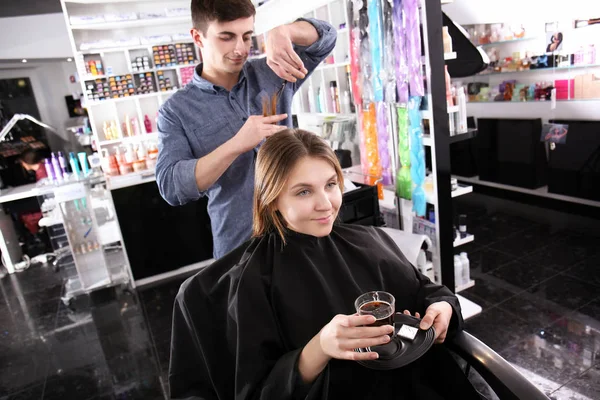 Friseur schneidet Kundin im Salon die Haare — Stockfoto