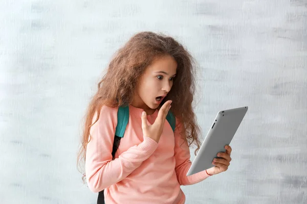 Adolescente elegante usando tablet — Fotografia de Stock