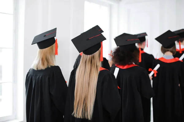 Students in bachelor robes and mortarboards — Stock Photo, Image