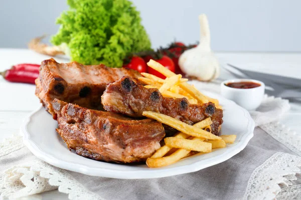 Plaat Met Heerlijke Gegrilde Tussenribstuk Frietjes Tafel — Stockfoto