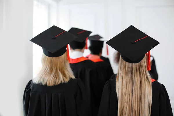 Studenten in de Bachelor in gewaden en mortarboards — Stockfoto