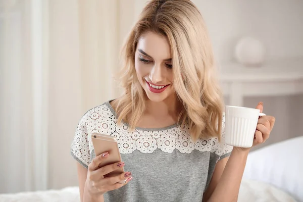 Jeune femme avec téléphone portable — Photo