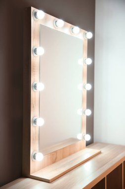 Profesyonel makyaj sanatçısı büyük ayna ile işyeri