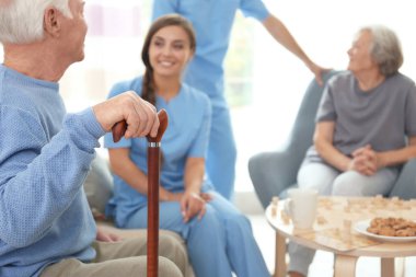 Baston ve Genç caregiver kapalı ile komuta sizde