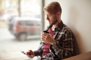 trendy hipster Smartphone kullanarak 