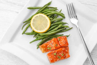 Balık fileto limon dilimi ile servis 