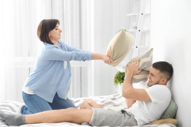 Yastık kavgası çift arasında