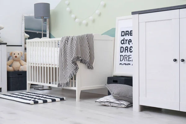 Hermoso interior de la habitación del bebé — Foto de Stock