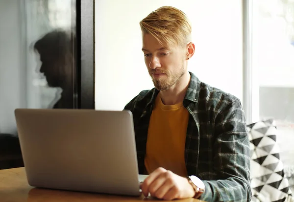 Hipster alla moda con computer portatile — Foto Stock