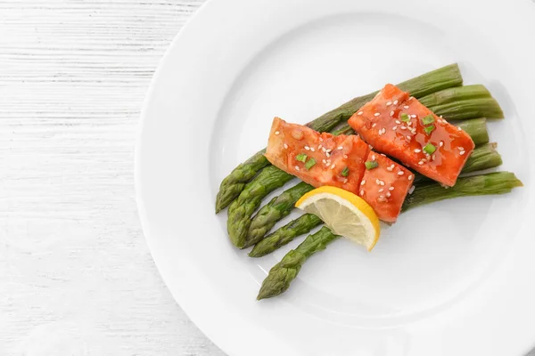 Filé de peixe com fatia de limão e espargos — Fotografia de Stock