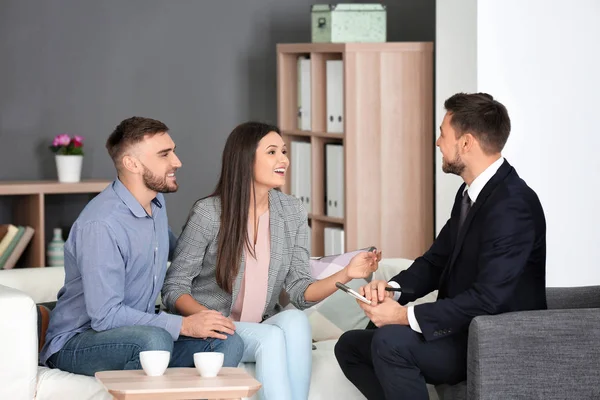 Psicólogo trabajando con pareja casada en oficina — Foto de Stock