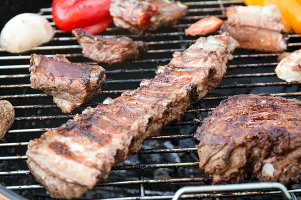 Appetizing juicy spare ribs and vegetables — Stock Photo, Image