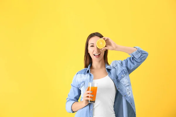 Mulher com copo de suco de laranja — Fotografia de Stock