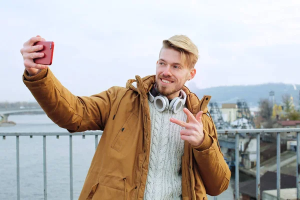 Hipster de moda tomando selfie — Foto de Stock