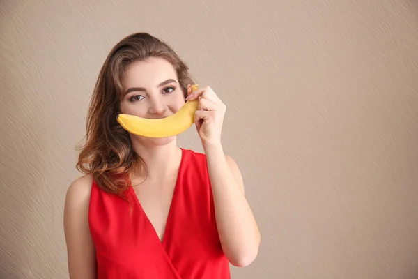 Młoda kobieta z bananem — Zdjęcie stockowe