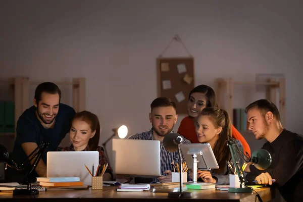 Schüler machen bis spät in die Nacht gemeinsam Hausaufgaben — Stockfoto