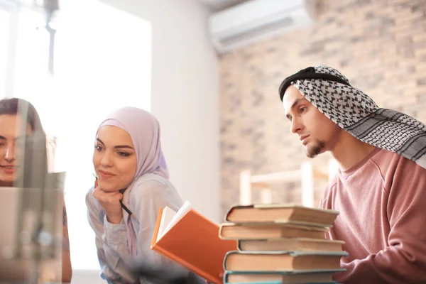 Estudantes muçulmanos vestindo roupas tradicionais na biblioteca — Fotografia de Stock