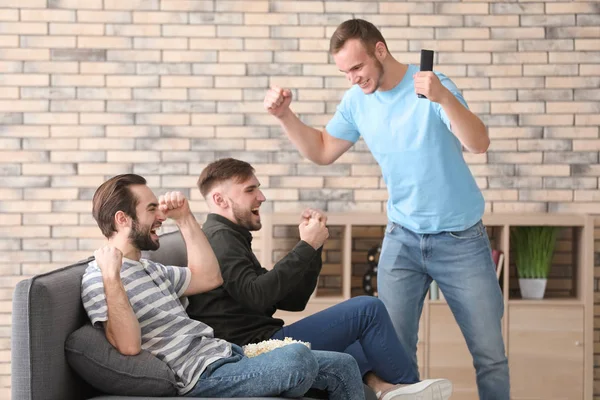 Men watching TV at home — Stock Photo, Image