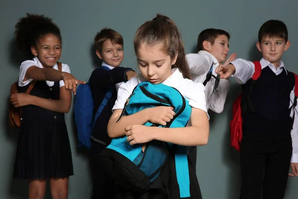 Crianças intimidando seu colega de classe no fundo de cor — Fotografia de Stock
