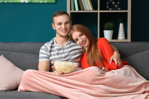 Couple watching TV — Stock Photo, Image