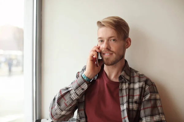Модный хипстер говорит по телефону — стоковое фото