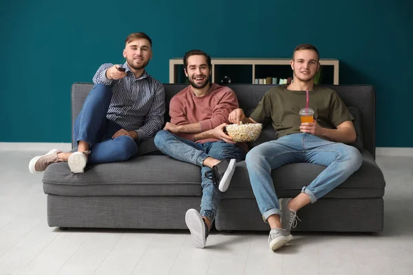 Mannen kijken Tv thuis — Stockfoto