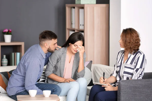 Psicólogo trabajando con pareja casada en oficina — Foto de Stock