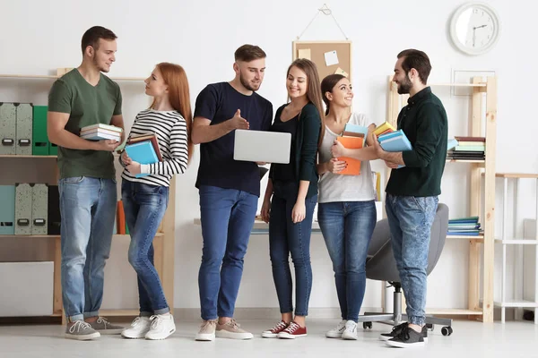 Estudiantes haciendo deberes juntos en el aula — Foto de Stock