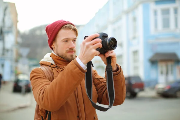 Porträt eines Hipsters beim Fotografieren — Stockfoto
