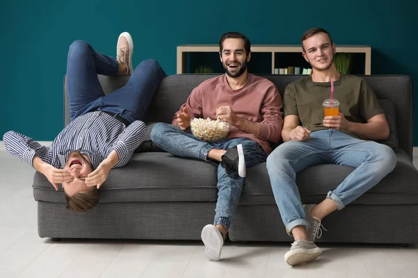 Mannen kijken Tv thuis — Stockfoto