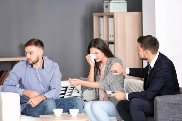 Psicólogo trabajando con pareja casada en oficina — Foto de Stock