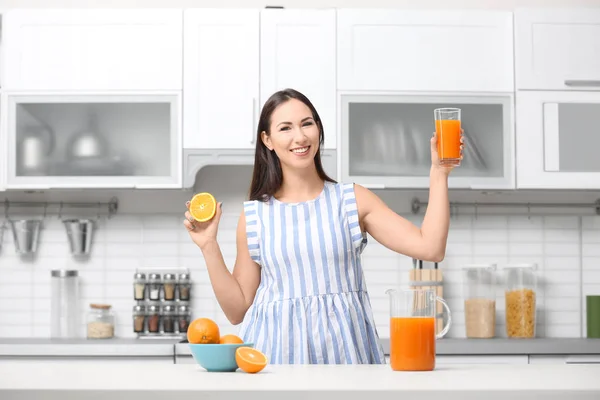 Donna con bicchiere di succo d'arancia — Foto Stock