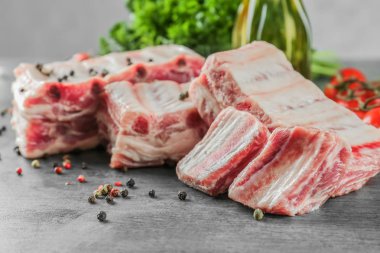 Taze Çiğ domuz kaburga ile baharat mutfak masasında