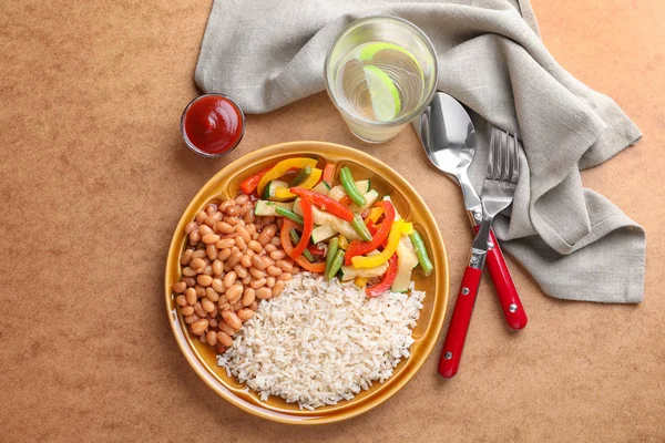 Komposition mit braunem Reis, Bohnen und Gemüse auf dem Tisch — Stockfoto