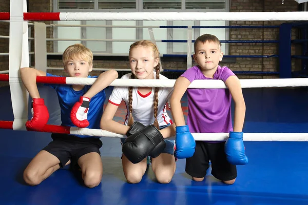 Маленькие дети в спортивной одежде на боксерском ринге — стоковое фото