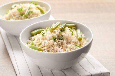 Kahverengi pirinç ve fasulye peçete üzerinde kaseler