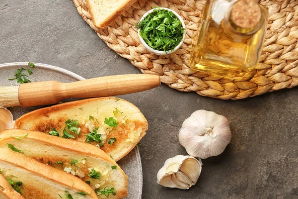 Placa con delicioso pan de ajo casero en la mesa —  Fotos de Stock