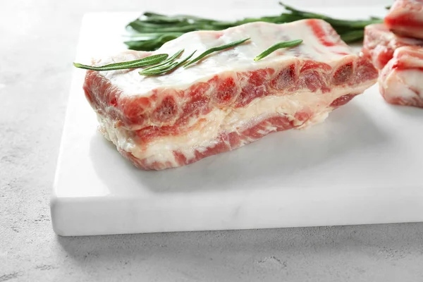 Mutfak masasının üzerinde taze Çiğ domuz kaburga ile mermer Yönetim Kurulu