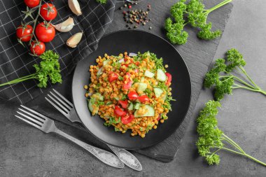 Plaka mutfak masasında lezzetli mercimek salatası ile