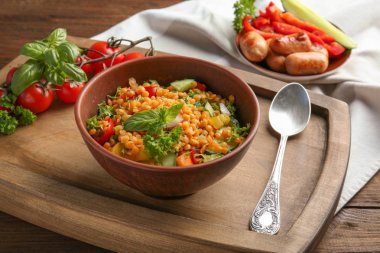 Ahşap tahta üzerinde lezzetli mercimek salatası ile kase