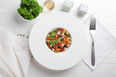 Tahta masada lezzetli mercimek salatası tabağı