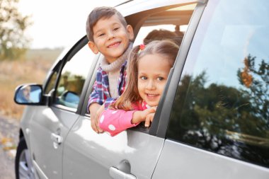 Arabada şirin çocuk