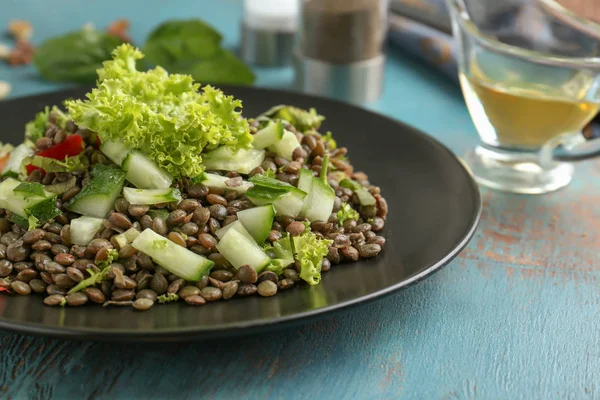 Plattan Med Läckra Linser Sallad Träbord Närbild — Stockfoto