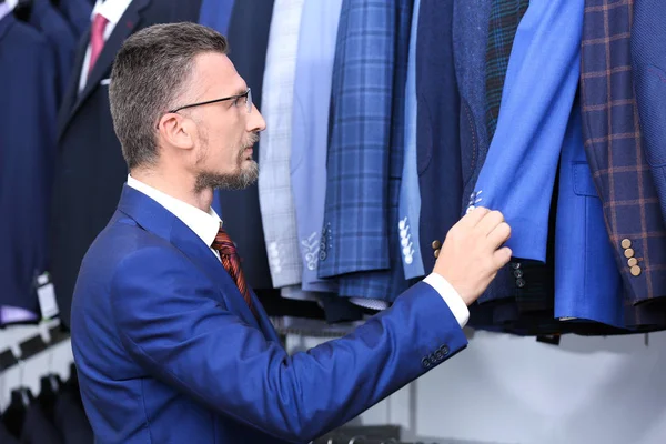 Bello Uomo Scegliere Vestito Negozio — Foto Stock