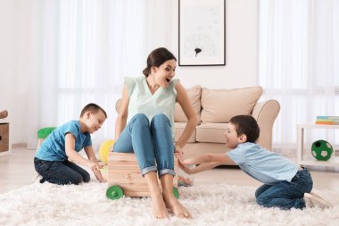 İki erkek dadı ile oynamak 