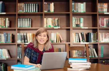 Asyalı öğrenci Kitaplığı'nda eğitim dizüstü bilgisayar ile